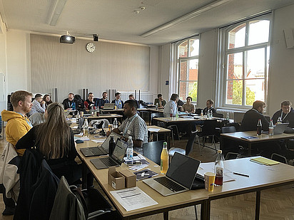 Ein gefüllter Sitzungsraum des Plenarys in Dresden.