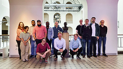 Gruppenbild der Teilnehmenden des Hackathons in einem Institutsgebäude der Universität Dresden